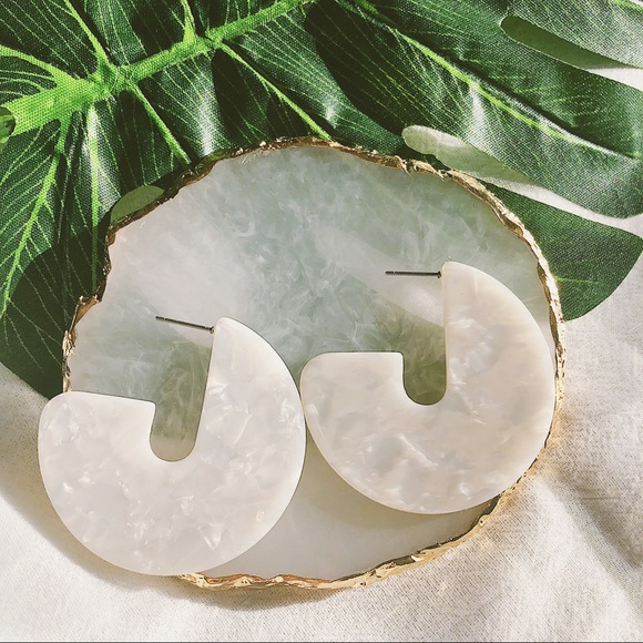 UO Style White Tortoise Hoop Earrings - Picture 3 of 4